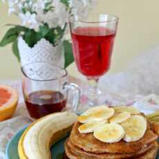 Przepis na Pancakes jogurtowe z bananem i syropem klonowym