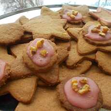 Przepis na Pierniczki świąteczne z różowym lukrem - Christmas Spice Cookies - Biscotti speziati di Natale