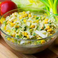 Przepis na Surówka z sałatą, ogórkiem i kukurydzą