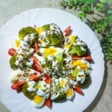 Przepis na Sałatka z brokułem, jajkiem i pomidorem