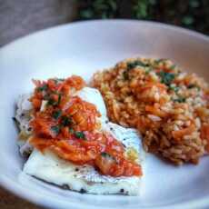 Przepis na Ryba z parowara z sosem warzywnym i brązowym ryżem z warzywami (jak ryba po grecku)