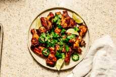 Przepis na 5 Ingredient Oven Broiled Chipotle Chicken Wings with Salsa Negra