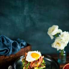 Przepis na Pomysł na wytrawne śniadanie: placuszki z jajkiem i bekonem