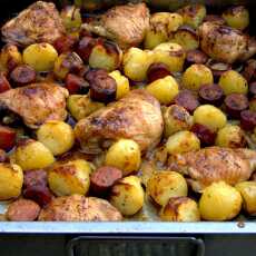 Przepis na Kurczak pieczony z ziemniakami i chorizo
