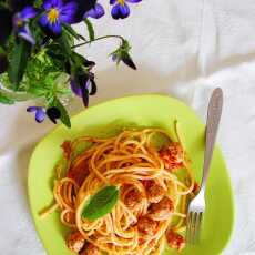 Przepis na Spaghetti z sosem pomidorowym i mini klopsikami jak w Zakochanym Kundlu
