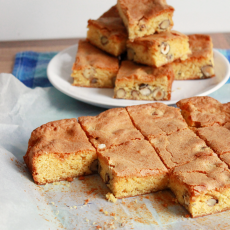 Przepis na Blondie, czyli pomarańczowe brownie z białą czekoladą i orzechami laskowymi