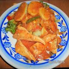 Przepis na Gotowana pierś z kurczaka w sosie pomidorowym z warzywami