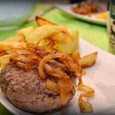 Przepis na Burger wołowy z karmelizowaną cebulą i domowymi frytkami