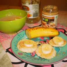 Przepis na Lekkie śniadanie, chrupiące wafelki, miód, masło orzechowe i banany 