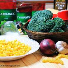 Przepis na Makaron z brokułem, papryką i kukurydzą 