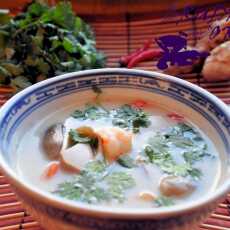Przepis na Ostro kwaśna zupa z mlekiem kokosowym i kurczakiem / krewetkami - TOM KHA KAI / KUNG 