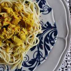 Przepis na Aromatyczne bezglutenowe spaghetti z kurczakiem curry, rodzynkami i mlekiem kokosowym