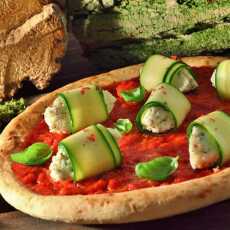 Przepis na Pizza z cukinią, kozim serem i ziołami - proste kulinarne dzieło sztuki !