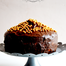 Przepis na Torcik z kremem czekoladowym w polewie z ciemnej czekolady