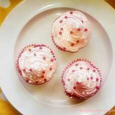 Przepis na Maliny w towarzystwie białej czekolady w pysznych cupcakes. 