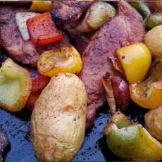 Przepis na Eskalopki z pieczonymi ziemniakami, papryką i cebulą