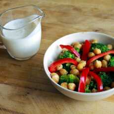 Przepis na Dobry lunch: Sałatka z brokułem, papryką i ciecierzycą + kotleciki sojowe