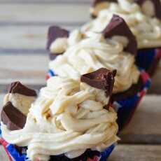 Przepis na Peanut Butter Cup Cupcakes czyli Babeczki ze Słodko-Słonymi Czekoladkami i Kremem z Masłem Orzechowym