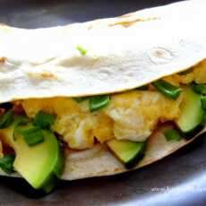 Przepis na Tortilla śniadaniowa z jajecznicą, awokado i szczypiorkiem / Scrambled Eggs Avocado Spring Onion Breakfast Tortilla