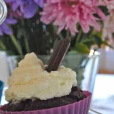 Przepis na Mocno czekoladowe muffinki z kremem śmietankowo- waniliowym