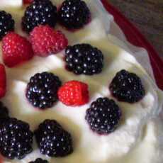Przepis na Tort bezowy z mascarpone i owocami
