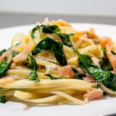 Przepis na Spaghetti alla Chitarra ze szpinakiem, wędzonym łososiem i oliwą z dodatkiem czosnku