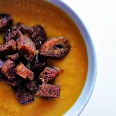 Przepis na Pikantna zupa z dyni i batatów z grzankami paprykowymi