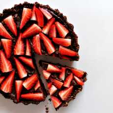 Przepis na Intensywnie czekoladowa tarta z truskawkami (bez pieczenia!)