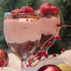 Przepis na Świąteczno sylwestrowy deser truskawkowo - piernikowy z dodatkiem amaretto