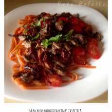Przepis na Makaron pepperoncino z kaczką pieczoną w ziołach i suszonymi pomidorami