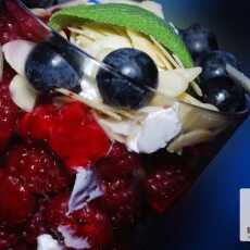 Przepis na Malinowy deser z jagodami, migdałami i miodem