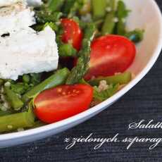 Przepis na Sałatka z zielonych szparagów z quinoa, zielonym groszkiem i serem owczym
