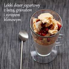 Przepis na Lekki deser jogurtowy z bezą, granatem i syropem klonowym.