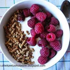 Przepis na Owsianka z malinami, jogurtem naturalnym i granulowanymi otrębami