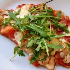 Przepis na Pizza na cieście pełnoziarnistym z pieczarkami, wędzonym kurczakiem, pomidorem, mozarellą i rukolą