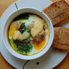 Przepis na Jajka zapiekane w kokilkach ze szpinakiem i tosty z łososiem, szpinakiem i papryką.