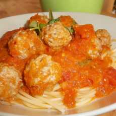 Przepis na Szybkie spaghetti z sosem pomidorowym i mięsnymi kuleczkami