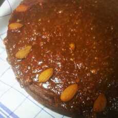Przepis na Ciasto migdałowo-marchewkowe z polewą czekoladowo-migdałową.