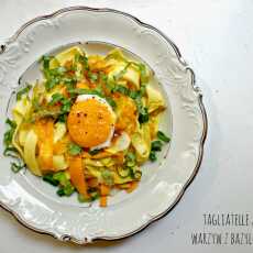 Przepis na Tagliatelle z makaronu i warzyw z bazylią i żółtkiem