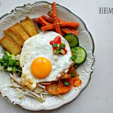Przepis na Bibimbap z kimchi, jajkiem, marchewką i szybkimi piklami z ogórka