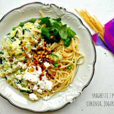 Przepis na Spaghetti z porami, jogurtem, cukinią i owczą fetą