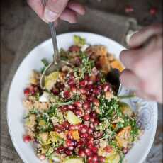 Przepis na Sałatka z quinoa, ciecierzycą, pieczoną dynią i granatem (Salad with quinoa, chickpeas, roasted pumpkin and pomegranate seeds)