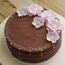 Przepis na Czekoladowy tort z różowymi kwiatami