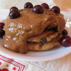 Przepis na Pancakesy z czekoladą, wiśniami i sosem bananowo-słonecznikowym