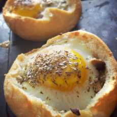 Przepis na Jajko sadzone w bułce z pieczarkami i boczkiem