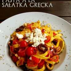 Przepis na Pasta à la sałatka grecka, czyli tagliatelle z fetą, pomidorami i oliwkami