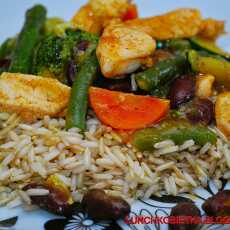Przepis na Brązowy ryż z warzywami i kurczakiem