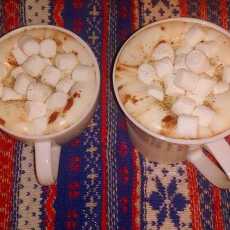Przepis na Kakao na mleku migdałowym z syropem dyniowym i piankami marshmallow