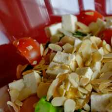 Przepis na Sałatka z brokułami, pomidorkami, migdałami i serem fetą