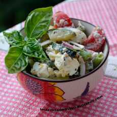 Przepis na Sałatka z cukinią, suszonymi pomidorami, fasolką szparagową i serem feta